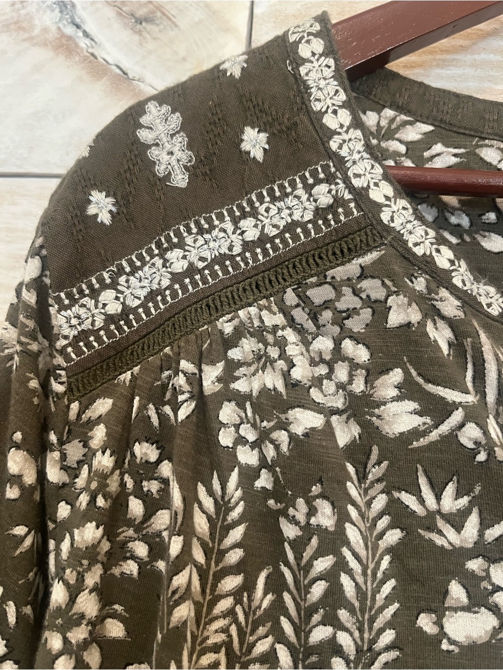 Lucky Brand Olive Green and Cream Floral Embroidered Top - Picture 4 of 9